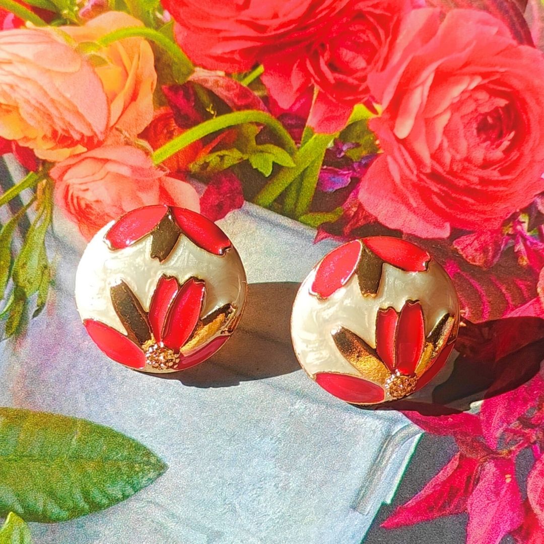 Red gul enamel studs