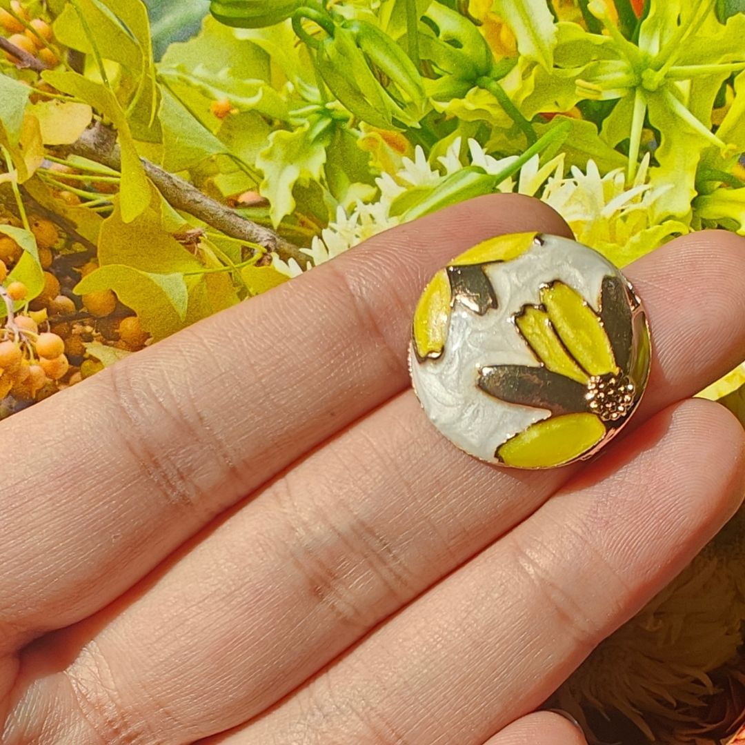 Yellow gul enamel studs