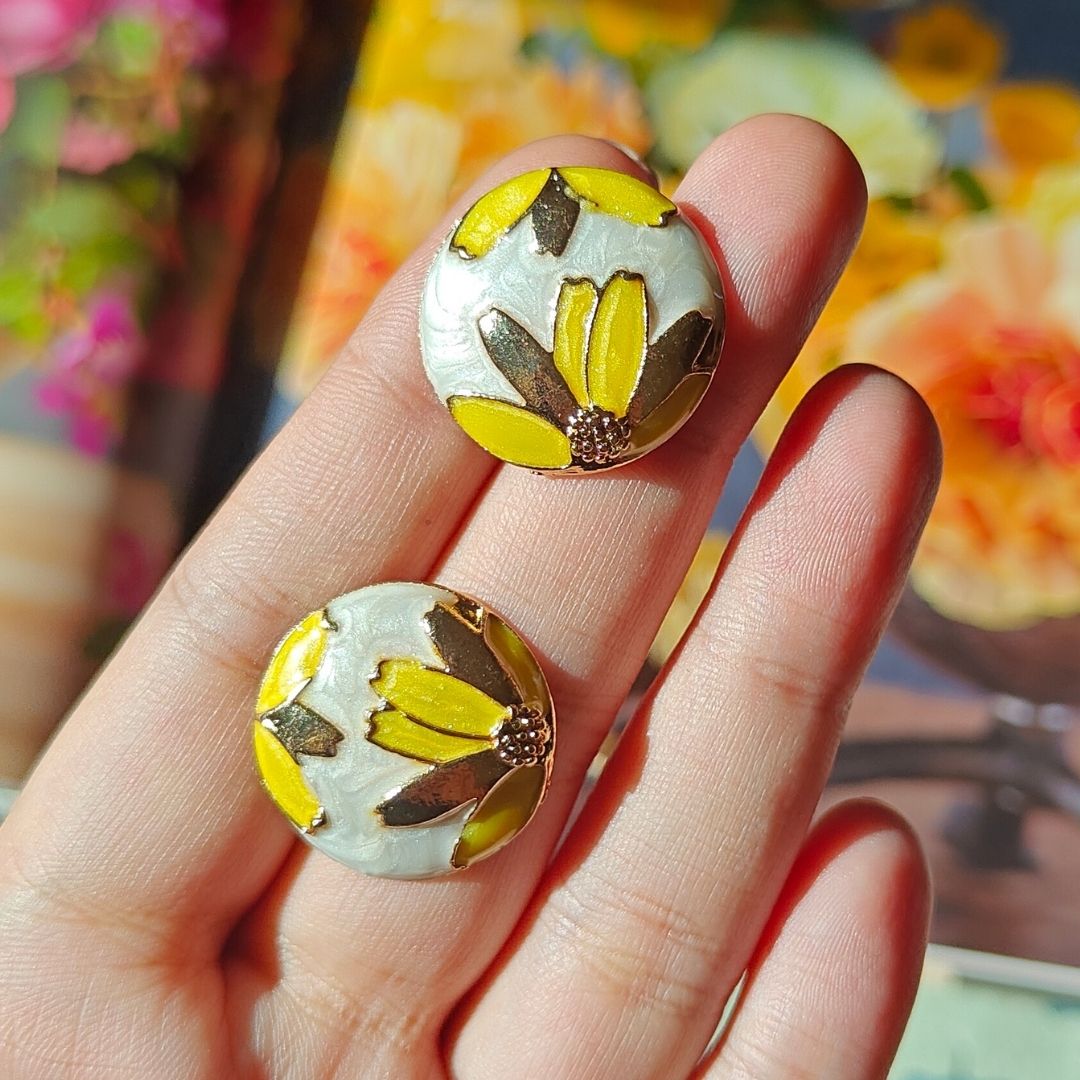 Yellow gul enamel studs