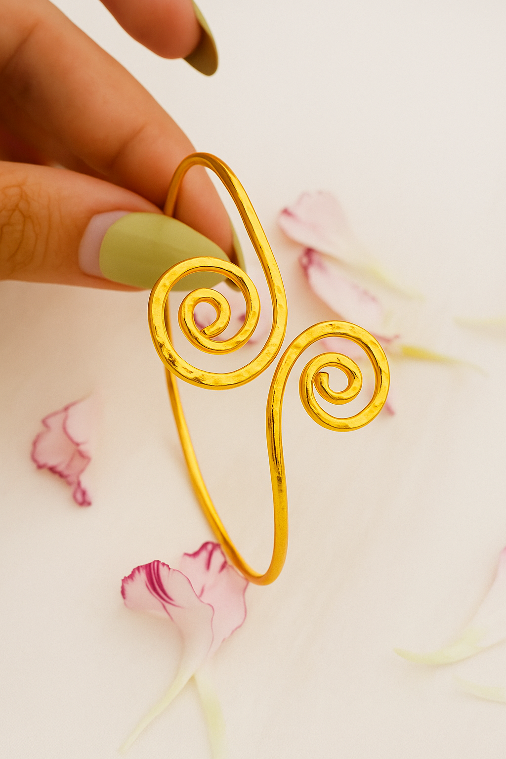 Scarlet loop Bracelet