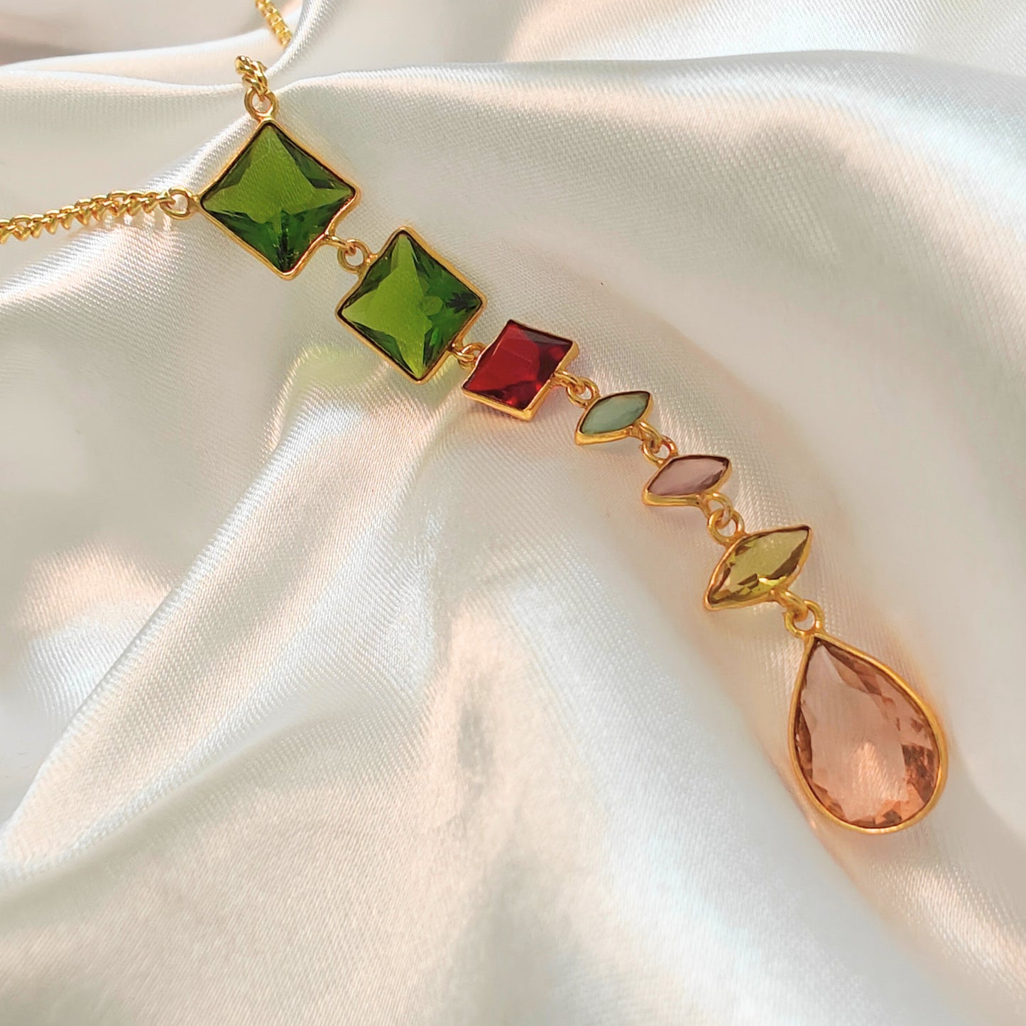 Colonial colored necklace