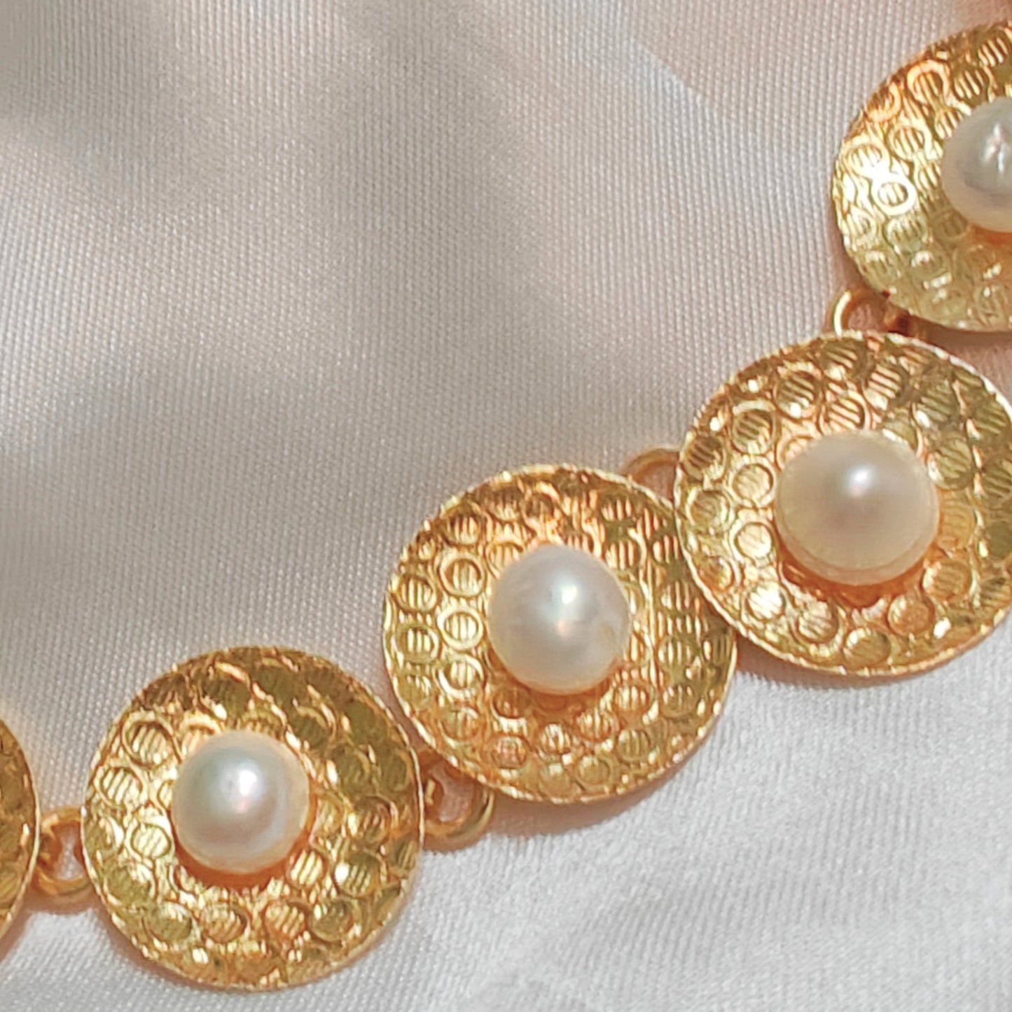 Pearl in plate choker set